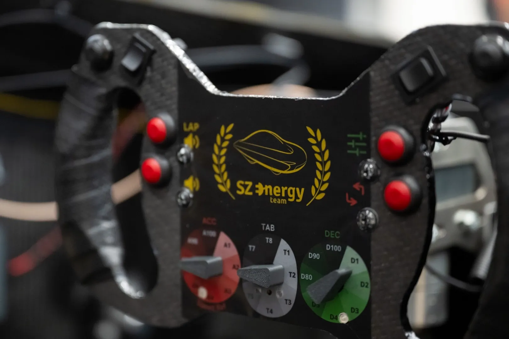 The SZEnergy Team’s new steering wheel resembles those of Formula 1 cars (Photo: Bettina Korinek)